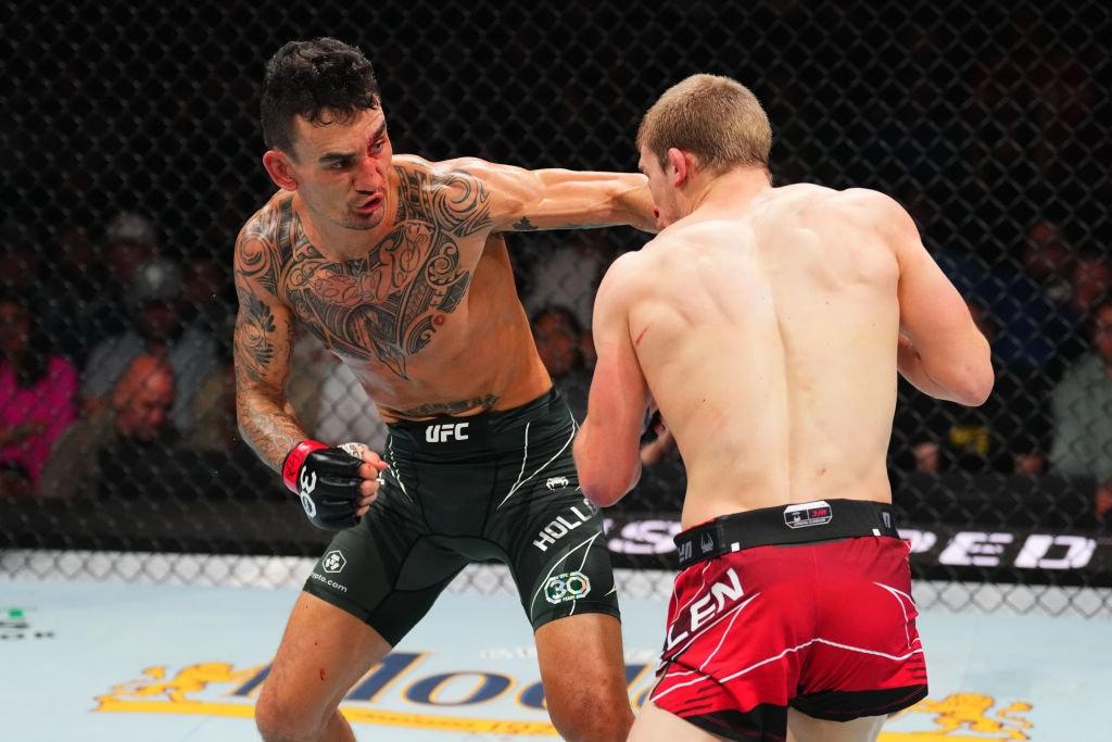 본문 이미지 - 맥스 할로웨이(오른쪽).(UFC 제공)