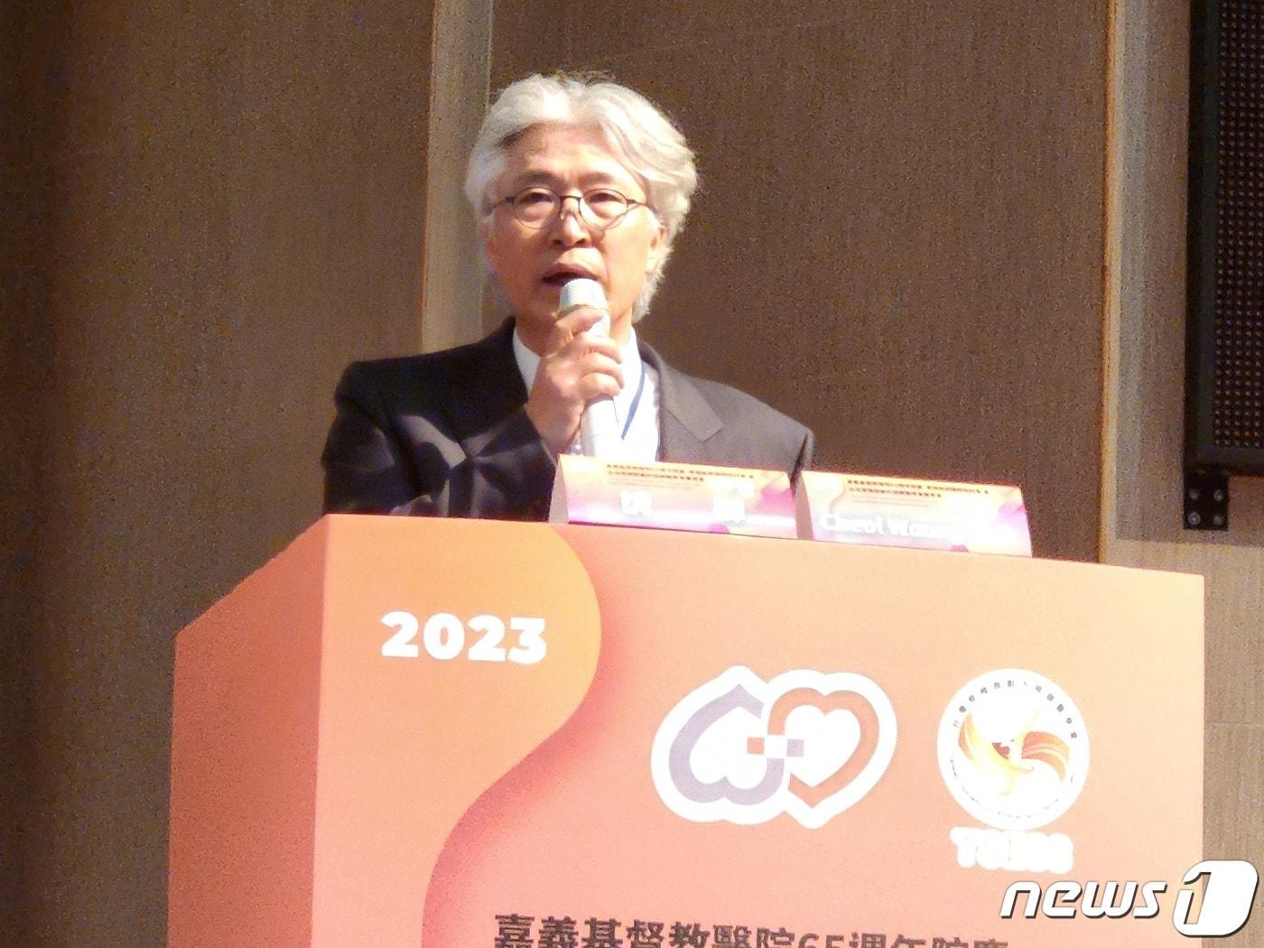 본문 이미지 -  14일 박철웅 대전 우리병원 원장이 대만 Chia-Yi(치아이) 기독교병원에서 열린 국제 척추내시경 심포지엄에 초청돼 강연하고 있다.(대전 우리병원 제공)/뉴스1