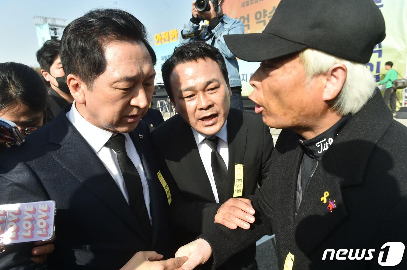 경기도 안산시 단원구 화랑유원지에서 열린 '세월호 9주기 기억식'에서 이종철 10.29이태원참사 유가족협의회 대표가 김기현 국민의힘 대표와 대화하고 있다. (공동취재) 2023.4.16/뉴스1 ⓒ News1 김영운 기자