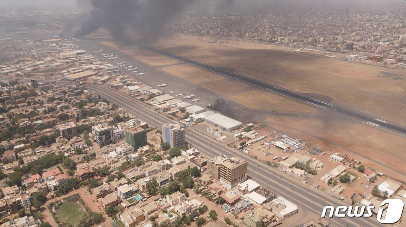 수단 하르툼과 수도 인근 옴두르만에서 16일(현지시간) 정부군과 반군 준군사조직인 신속지원군(RSF) 사이에 교전이 발생해 최소 56명이 숨지고 595명이 부상한 것으로 집계됐다. ⓒ 로이터=뉴스1 ⓒ News1 정윤영 기자