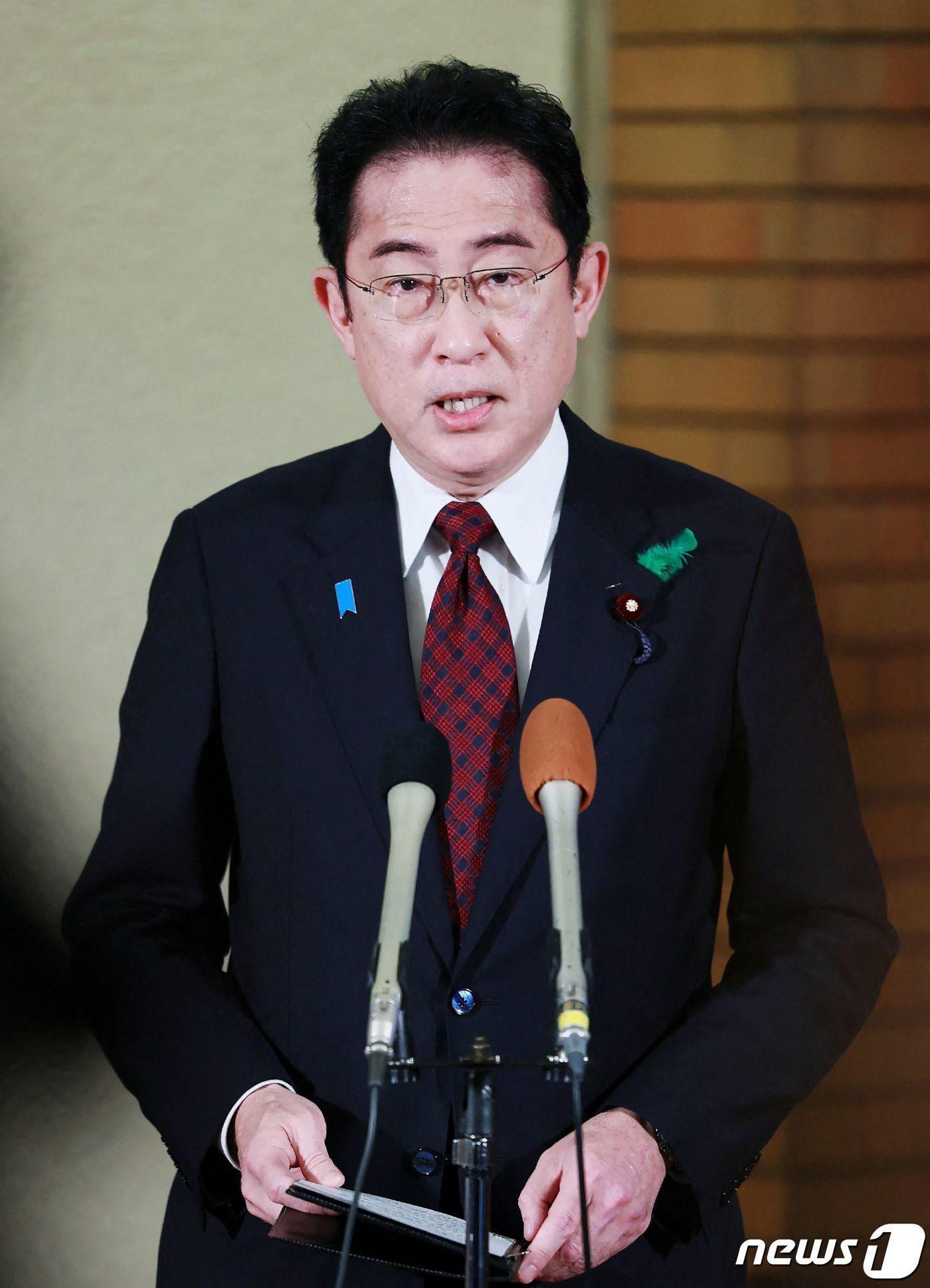 본문 이미지 - 기시다 후미오 일본 총리가 16일(현지시간) 도쿄 총리 관저에서 취재진을 만나 “테러 용의자를 제압한 어민에게 직접 감사 전화를 했다”고 밝히고 있다. ⓒ AFP=뉴스1 ⓒ News1 우동명 기자