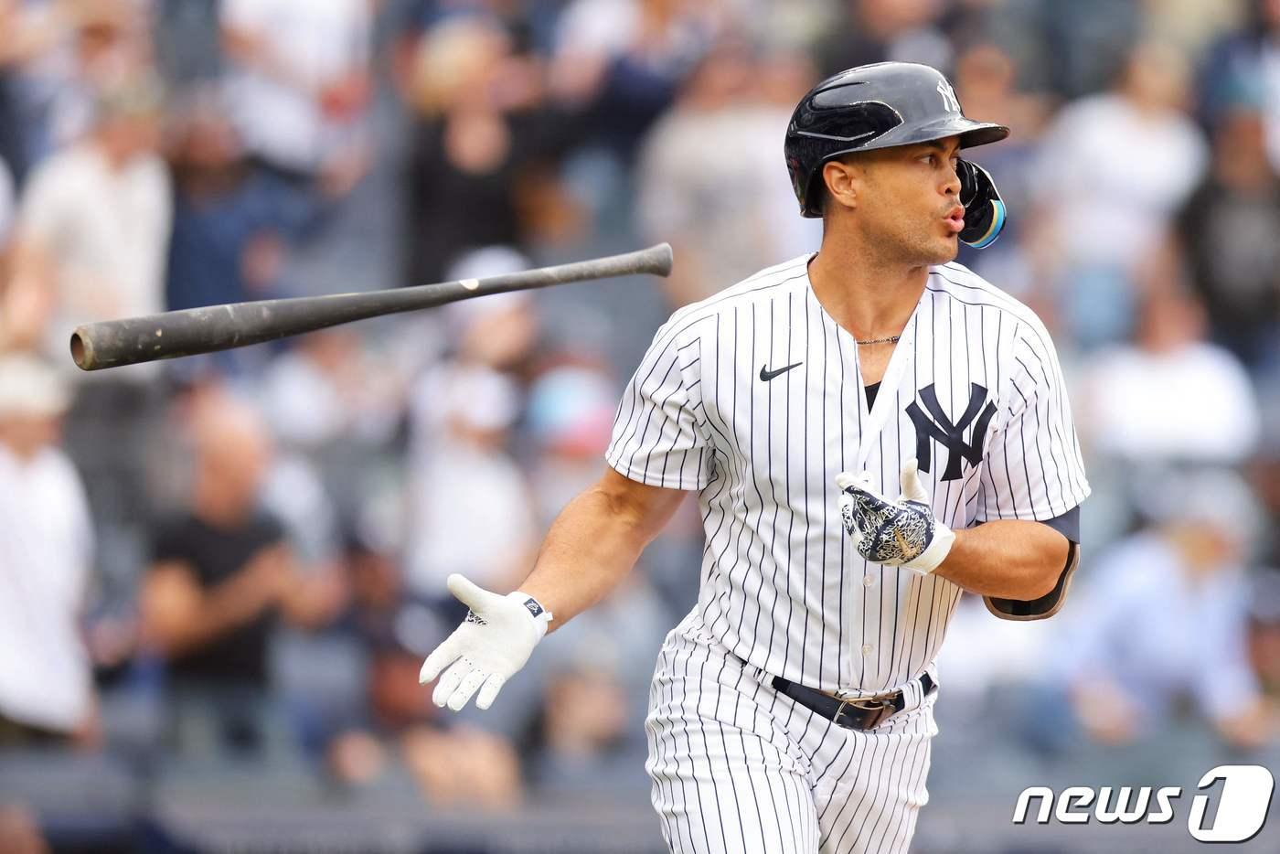 부상으로 쓰러진 스탠튼. ⓒ AFP=뉴스1