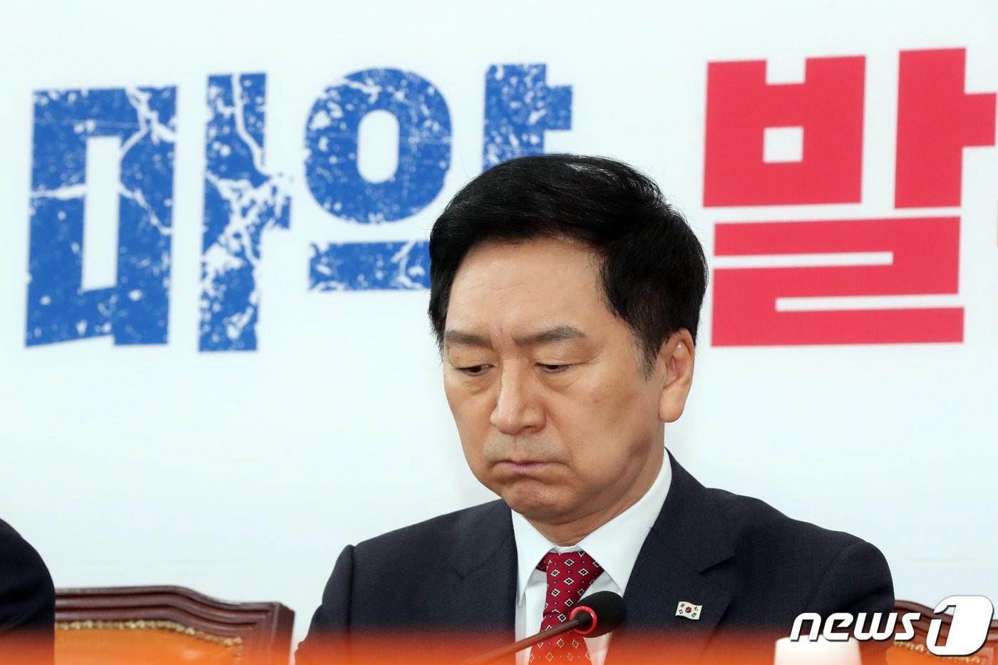 본문 이미지 - 김기현 국민의힘 대표가 17일 오전 서울 여의도 국회에서 열린 최고위원회의에서 생각에 잠겨있다. 2023.4.17/뉴스1 ⓒ News1 황기선 기자