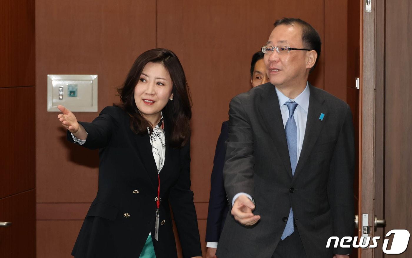 본문 이미지 - 서민정 외교부 아시아·태평양국장(왼쪽)과 후나코시 다케히로 일본 외무성 아시아·대양주국장. (공동취재) 2023.4.17/뉴스1 ⓒ News1 박지혜 기자
