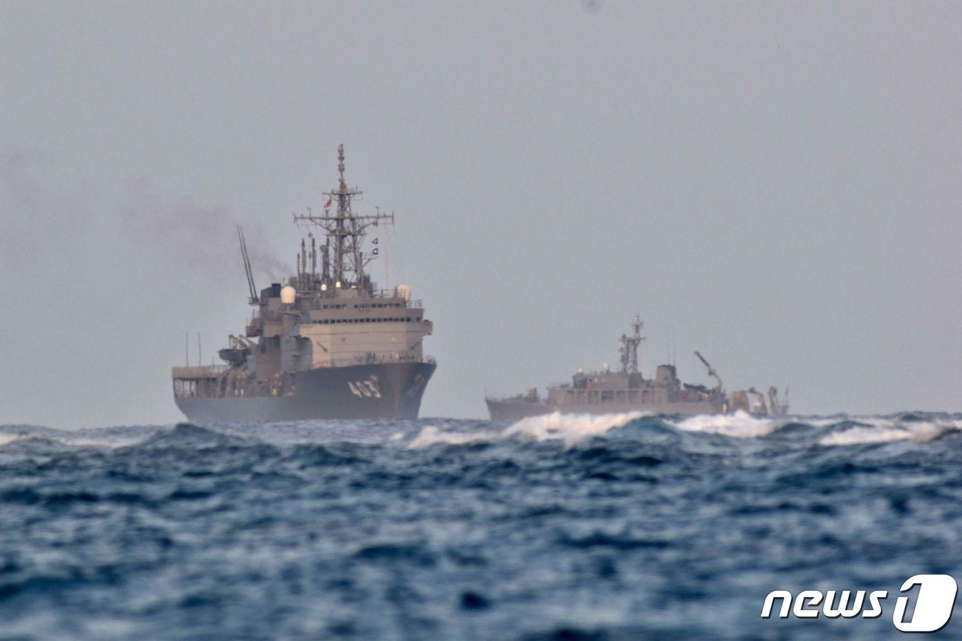 본문 이미지 - 16일(현지시간) 일본 오키나와현 미야코지마 인근 바다에서 잠수함 구조선 ‘치하야’ 등 해상 자위대 함정이 지난 13일 실종된 육상 자위대 UH-60JA 헬기를 수색하고 있다. ⓒ AFP=뉴스1 ⓒ News1 우동명 기자