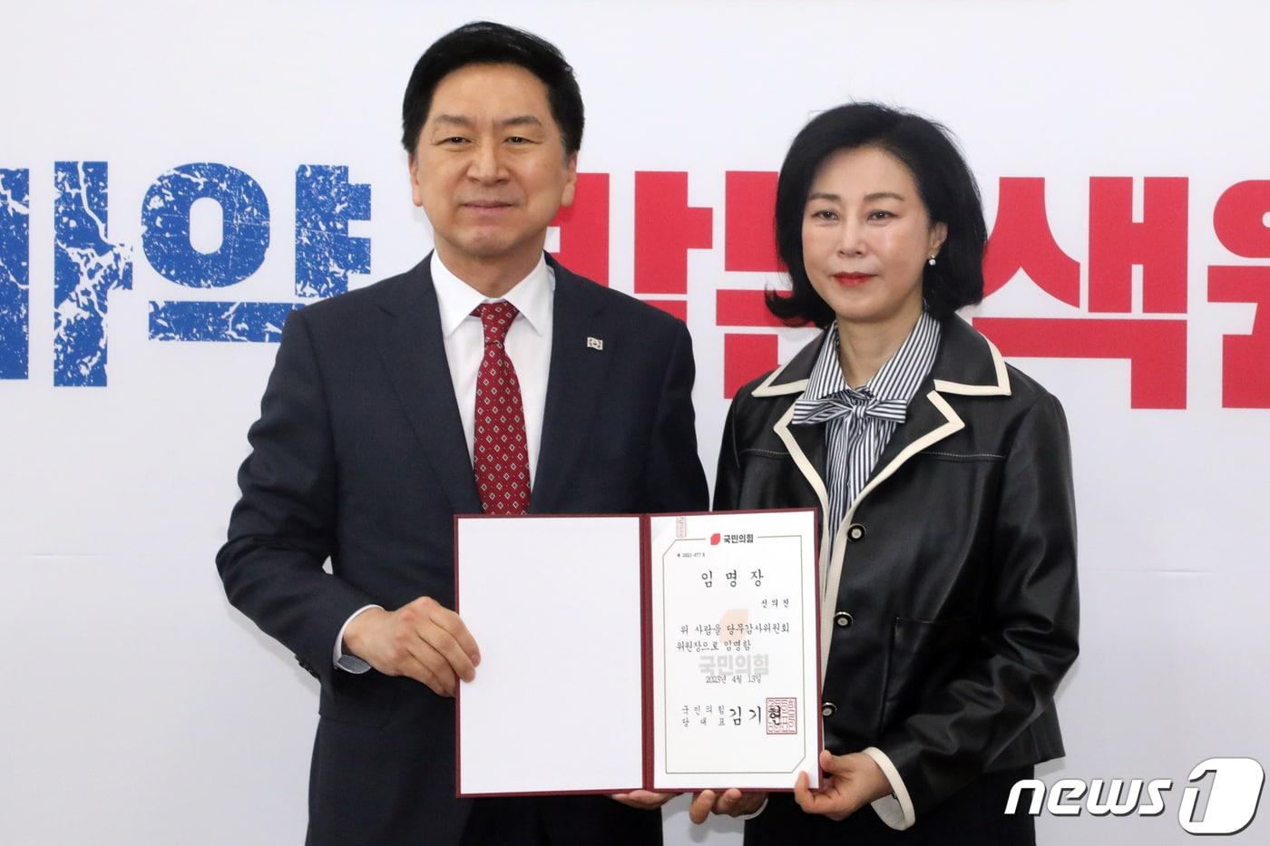본문 이미지 - 김기현 국민의힘 대표(왼쪽)와 신의진 당무감사위원회 위원장. 2023.4.17/뉴스1 ⓒ News1 황기선 기자