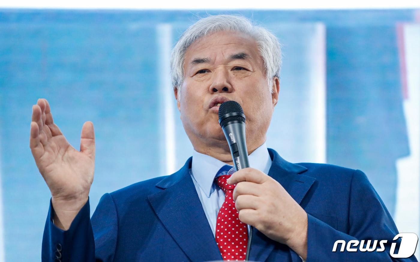 본문 이미지 - 전광훈 사랑제일교회 목사가 17일 오전 서울 성북구 사랑제일교회에서 열린 '국민의힘, 공천권 폐지하고 후보자 경선을 하라' 기자회견에서 발언하고 있다. 2023.4.17/뉴스1 ⓒ News1 김도우 기자