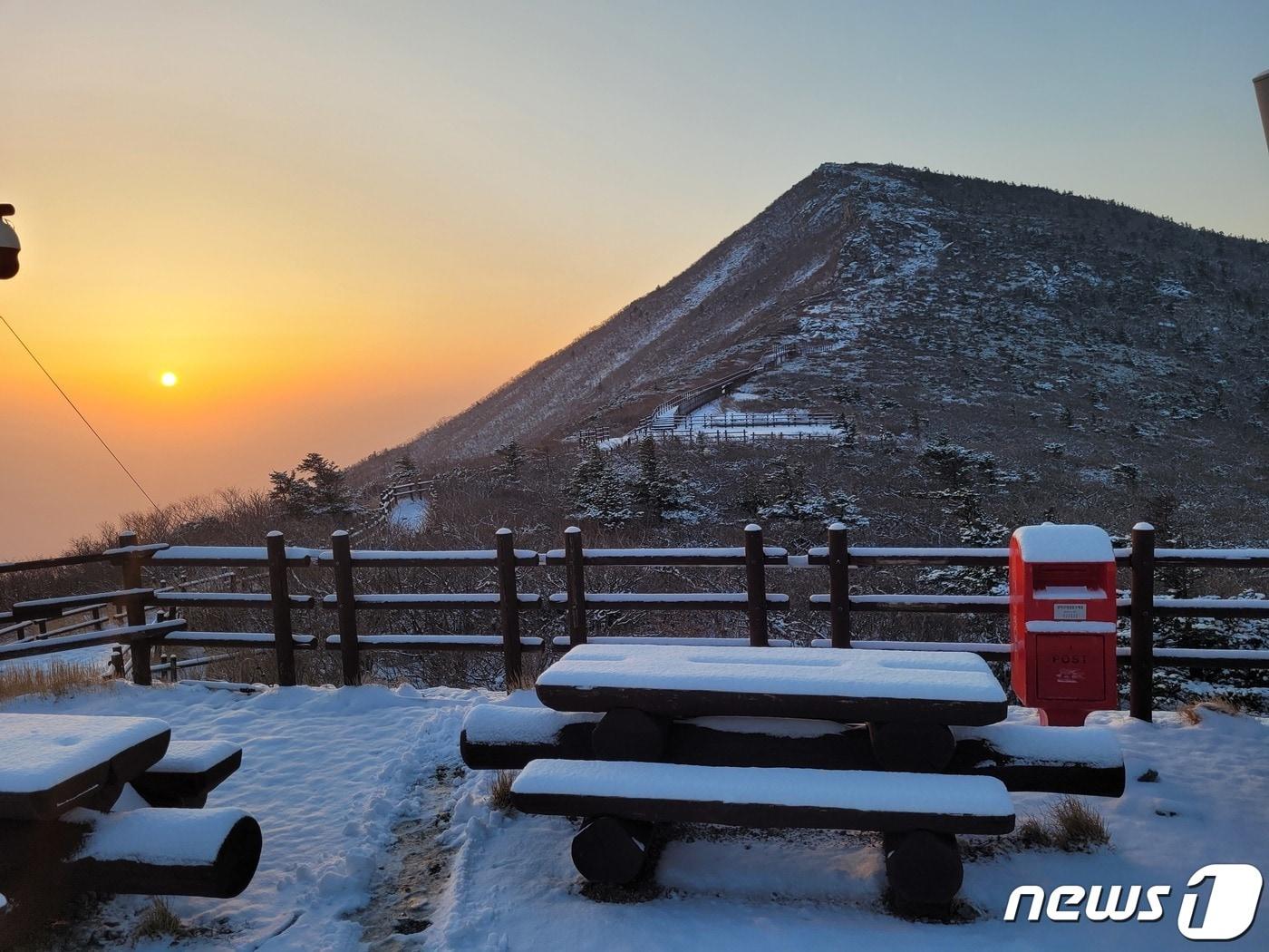 본문 이미지 - 17일 오전 강원 설악산 대청봉과 중청대피소 일대 전날 오후부터 내린 눈이 쌓여있다. 강원북부산간에는 전날 대설주의보가 발효됐다가 이날 오전 해제됐다. (설악산국립공원 사무소 제공)2023.4.17/뉴스1 ⓒ News1 윤왕근 기자