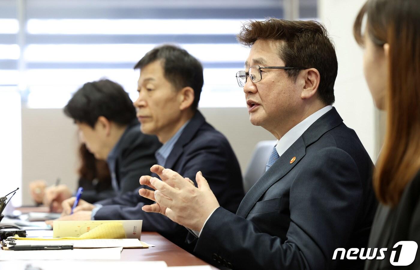 박보균 문화체육관광부 장관이 17일 서울 용산구 한국저작권위원회 서울사무소에서 만화계 관계자들과 검정고무신 법률센터 활성화 대책 및 창작자 권리보호 방안을 논의하고 있다. (문화체육관광부 제공) 2023.4.17/뉴스1