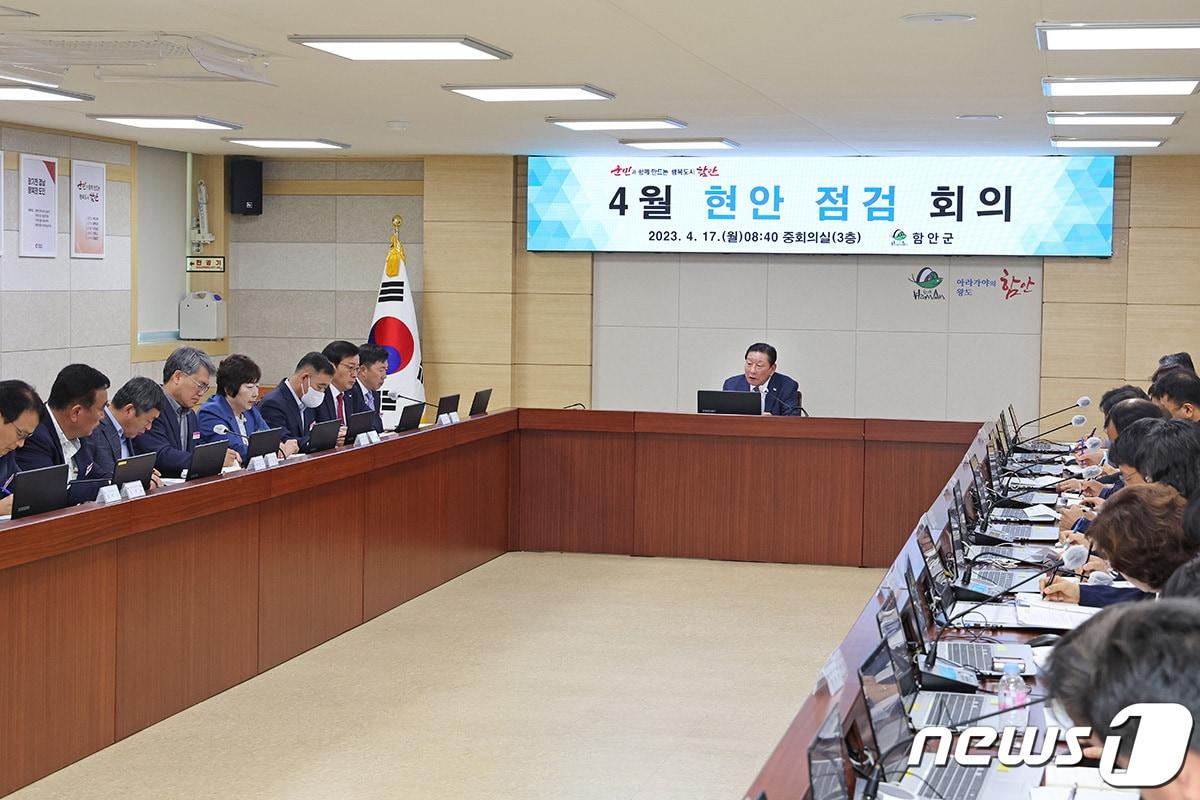 본문 이미지 - 조근제 함안군수가 17일 오전 군청 별관 중회의실에서 열린 4월 현안 점검회의를 열고 국‧도비 확보에 총력 대응해 줄 것을 주문하고 있다.(함안군 제공)