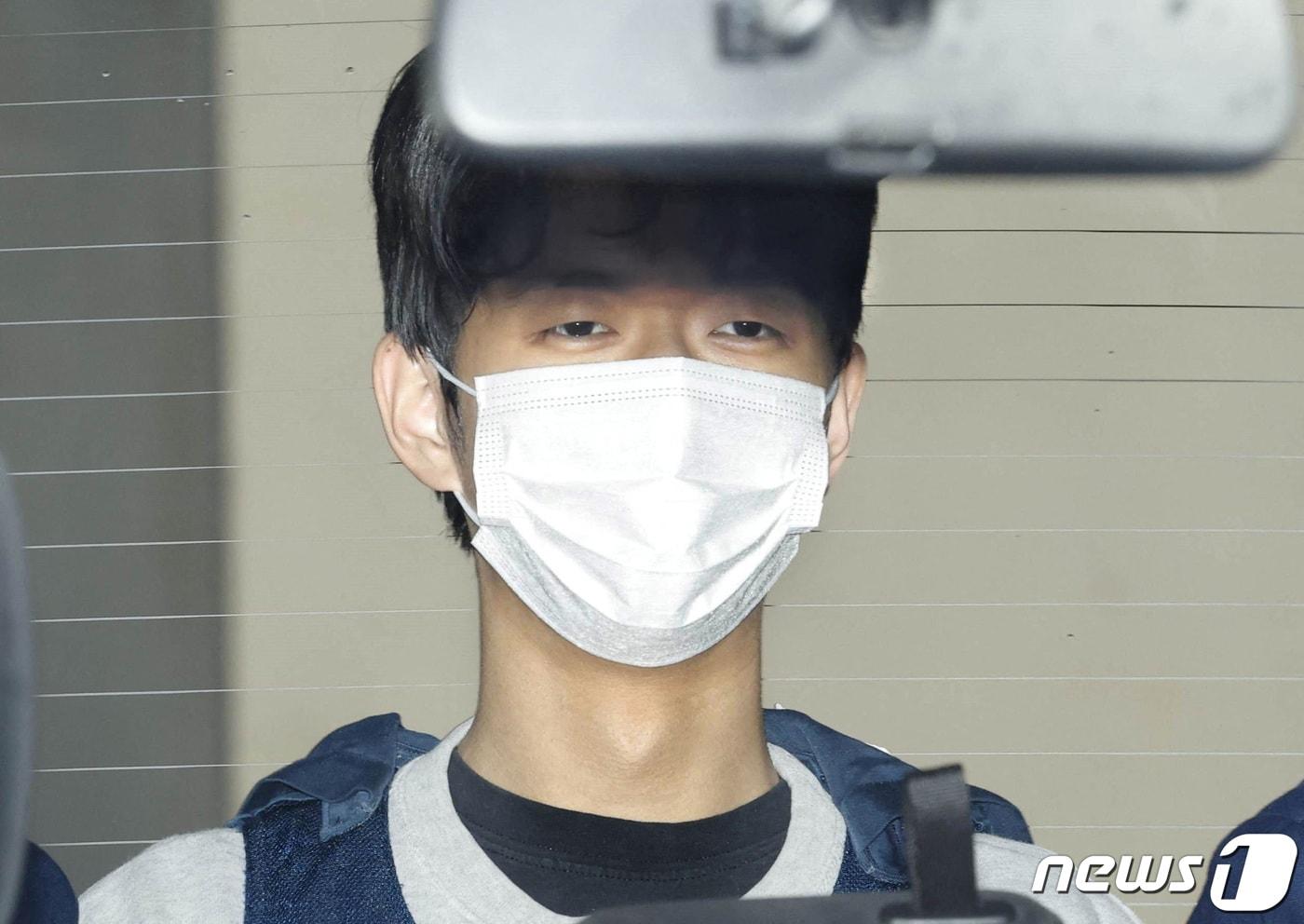 17일&#40;현지시간&#41; 기시다 후미오 일본 총리에게 폭발물을 투척한 혐의로 체포된 용의자 기무라 류지가 와카야마현 경찰서에서 검찰로 송치되고 있다. ⓒ 로이터=뉴스1 ⓒ News1 우동명 기자