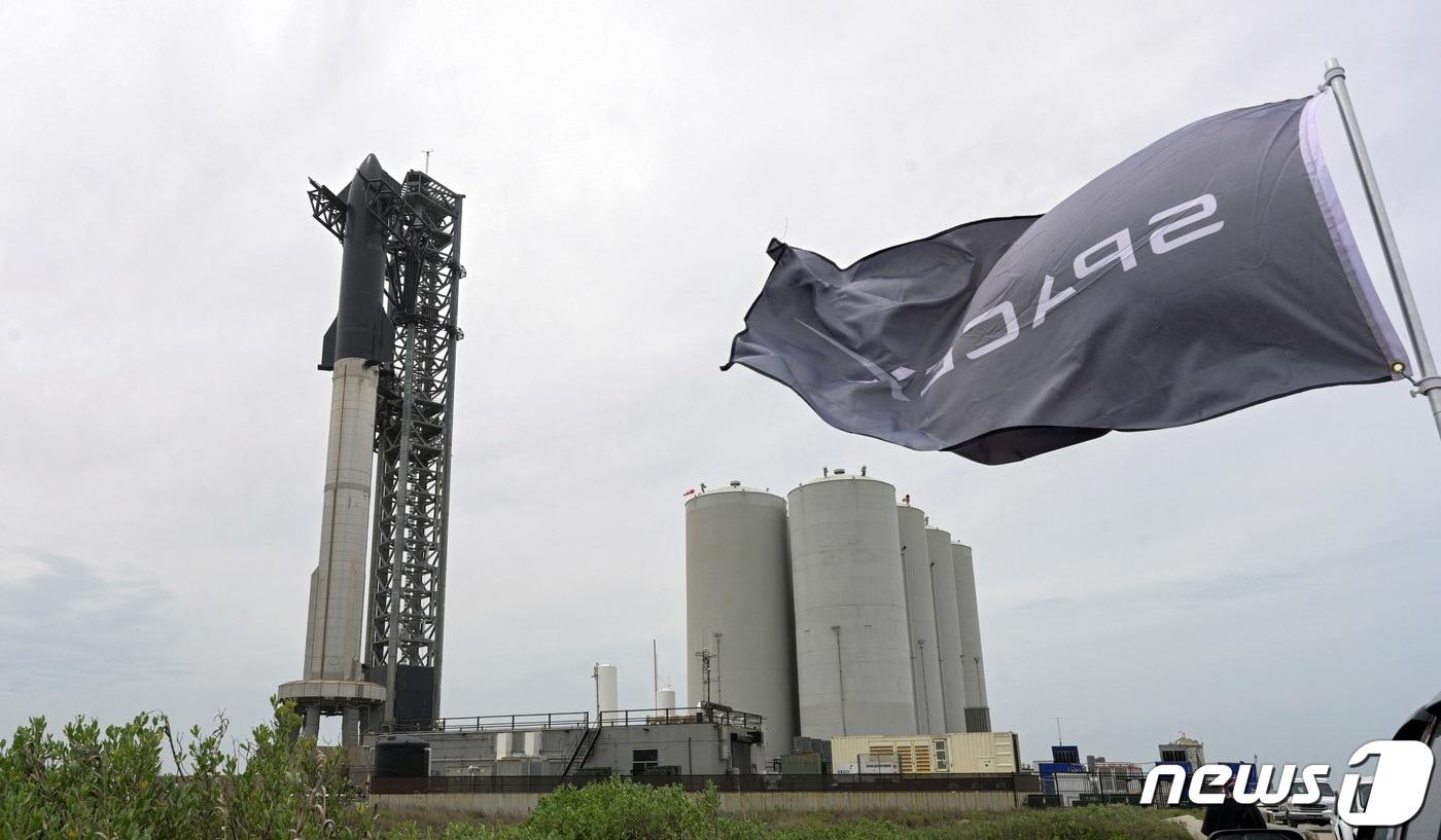 일론 머스크가 이끄는 우주기업 스페이스X의 화성 탐사용 대형 우주선 '스타십(Starship)'이 17일(현지시간) 첫 지구궤도 시험 비행에 나선다. 사진은 전날(16일) 미국 텍사스 우주발사시설 '스타베이스'에 설치된 스타십. ⓒ 로이터=뉴스1 ⓒ News1 박재하 기자