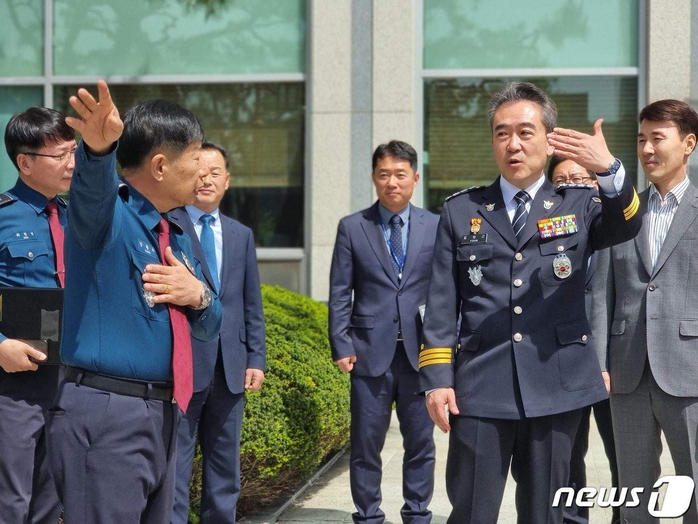 본문 이미지 - 윤희근 경찰청장(사진 오른쪽)이 17일 전북경찰청을 방문했다. 윤희근 청장이 전북경찰청 입구에서 강황수 전북경찰청장(사진 왼쪽)과 대화를 나누고 있다.2023.4.17/뉴스1 이지선기자