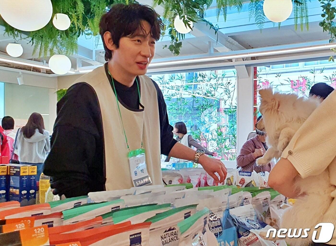 본문 이미지 - 배우 윤박이 16일 서울 강남구 애견카페에서 열린 동물보호소 돕기 바자회 일일 봉사자로 나서 후원물품 설명을 하고 있다. ⓒ 뉴스1 최서윤 기자