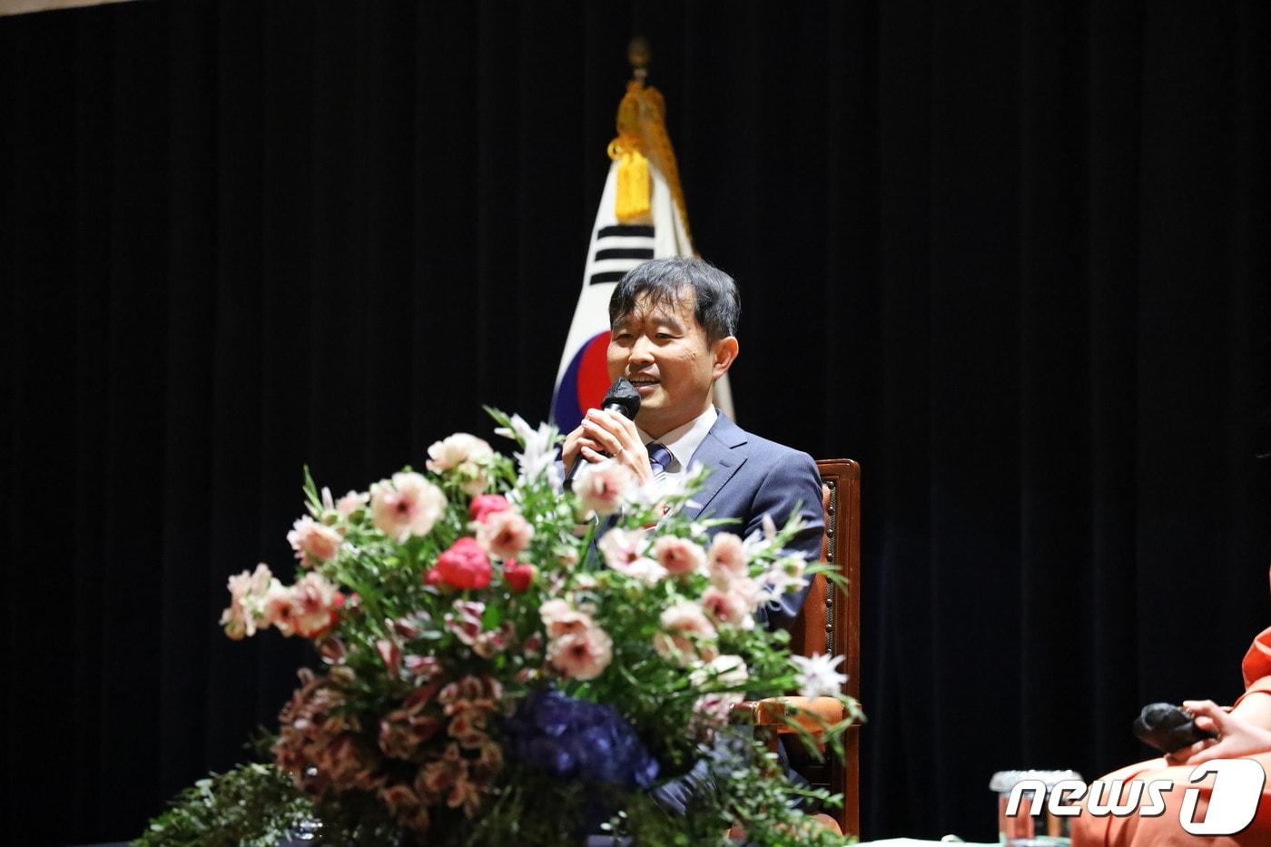 17일 서울 서초구 서울중앙지법 청사에서 열린 제43회 장애인의 날 기념행사에 참석한 김동현 판사. (서울중앙지법 제공)