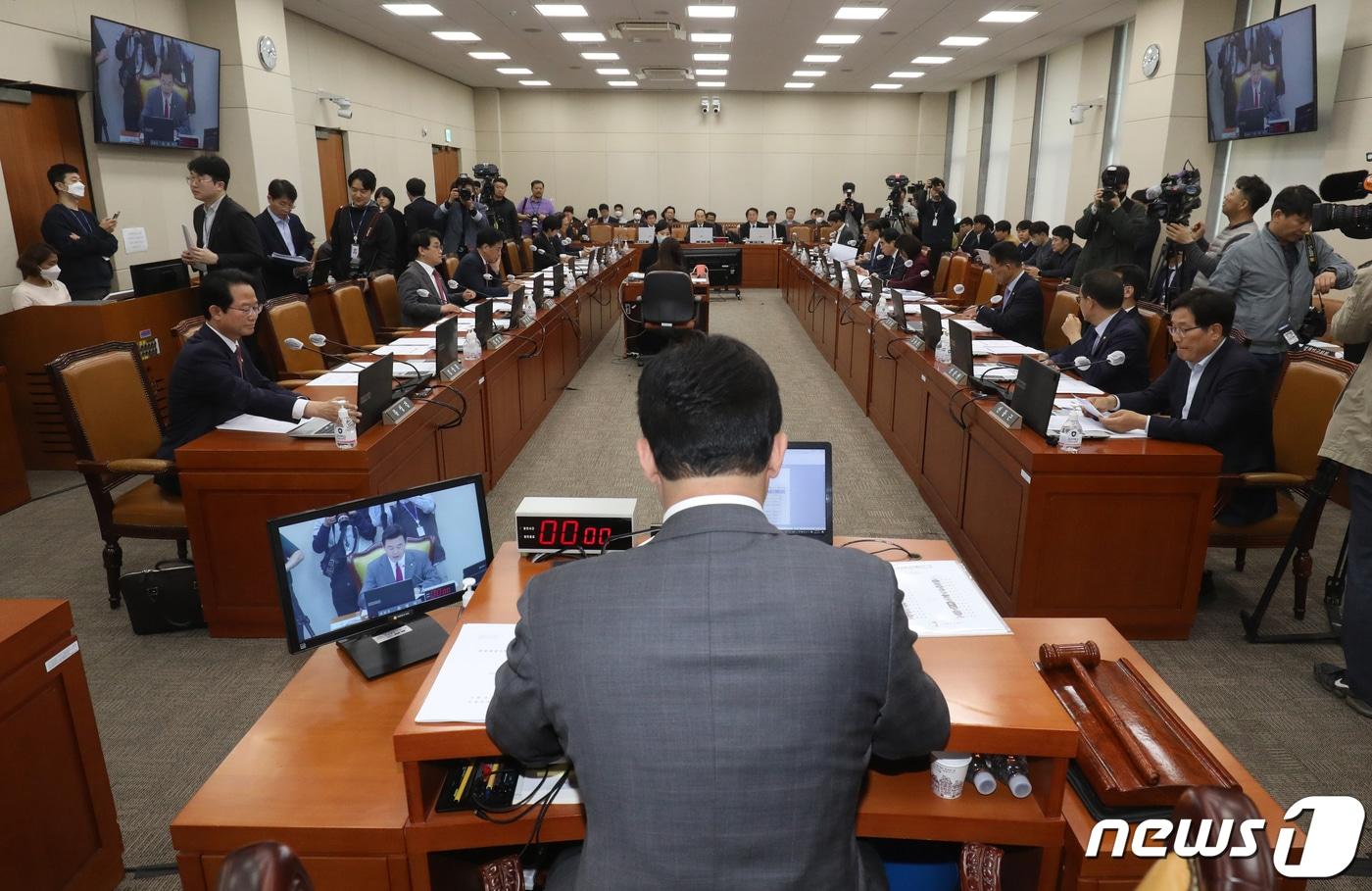 본문 이미지 - 윤영석 국회 기획재정위원회 위원장이 17일 서울 여의도 국회에서 열린 기획재정위원회 전체회의를 주재하고 있다./뉴스1 ⓒ News1 송원영 기자