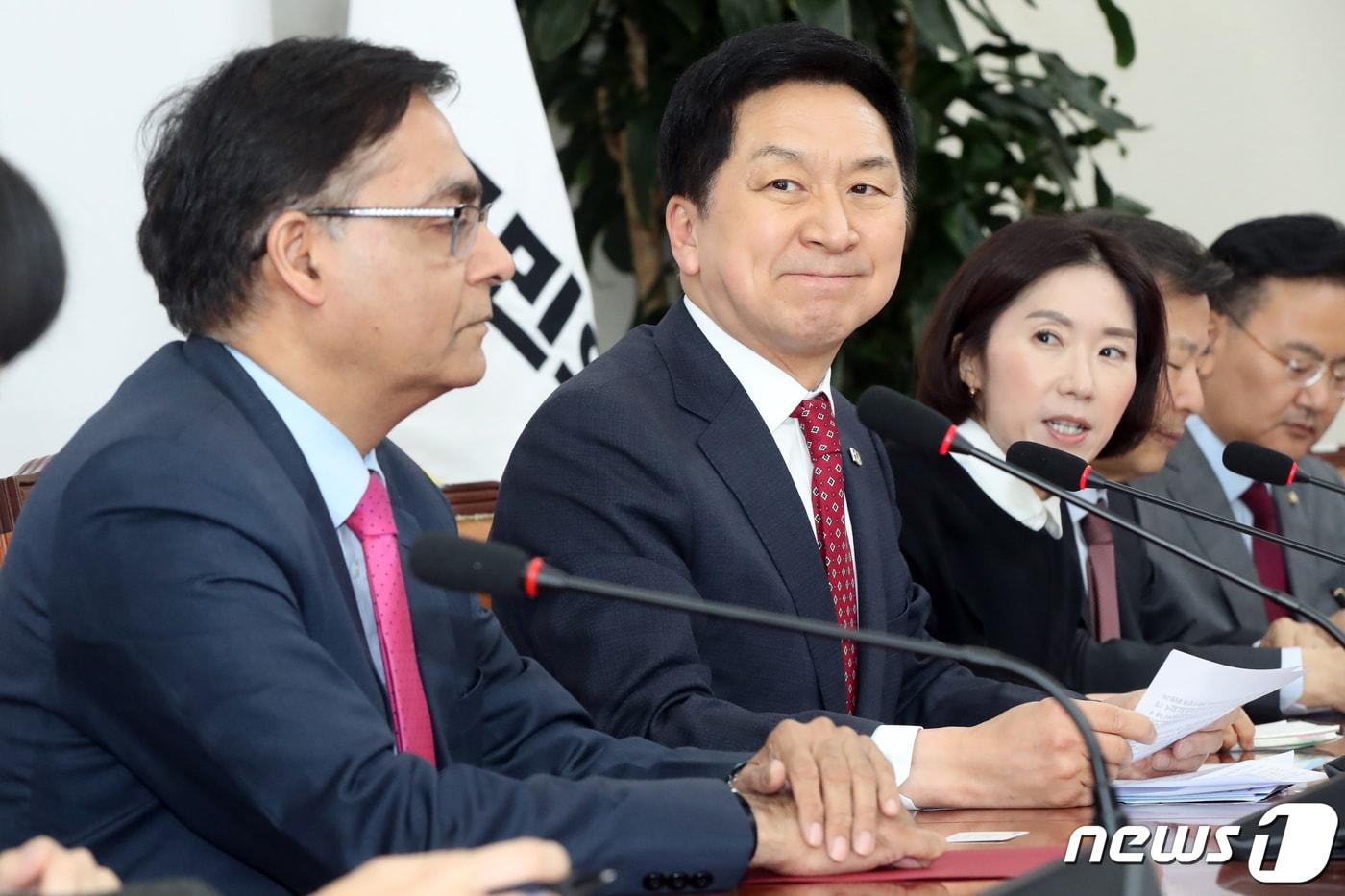 본문 이미지 - 김기현 국민의힘 대표가 17일 오후 서울 여의도 국회에서 아미트 꾸마르 주한 인도대사를 접견, 인사말을 하고 있다. 2023.4.17/뉴스1 ⓒ News1 황기선 기자