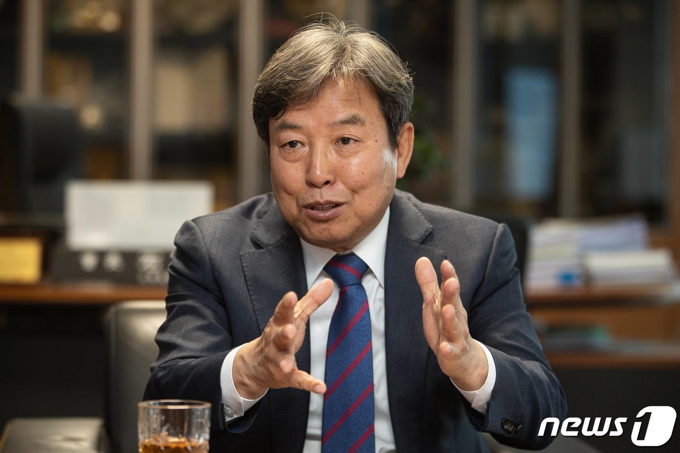 석정훈 대한건축사협회장이 17일 서울 서초구 대한건축사협회에서 뉴스1과 인터뷰하고 있다. 대담=김희준 건설부동산부 부장, 정리=최서윤 기자. 2023.4.17/뉴스1 ⓒ News1 유승관 기자