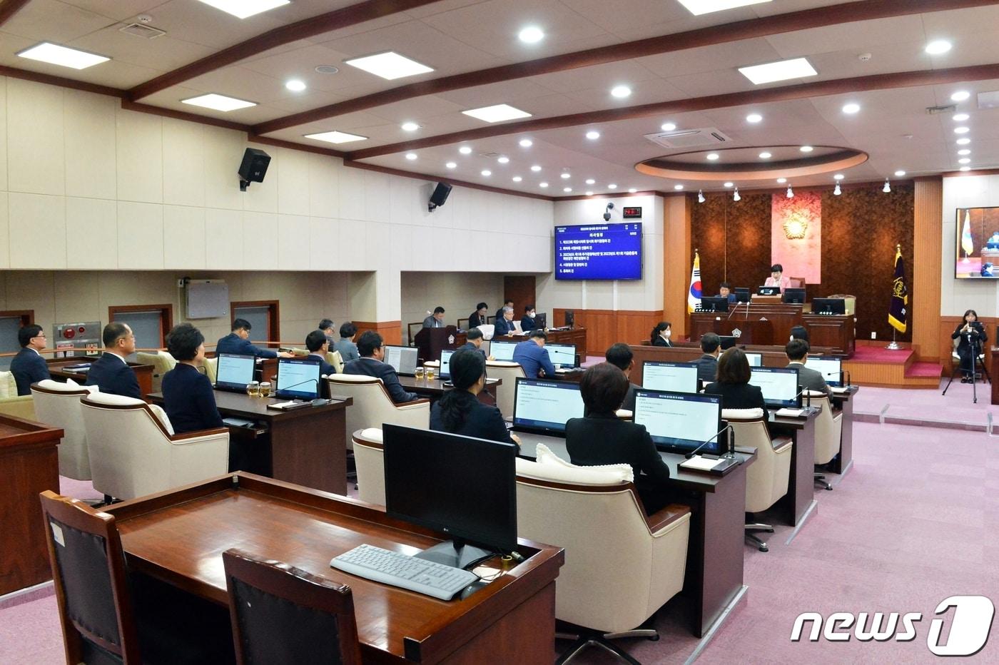 본문 이미지 - 17일 323회 제천시의회 임시회가 시의회 본회의장에서 열렸다. 