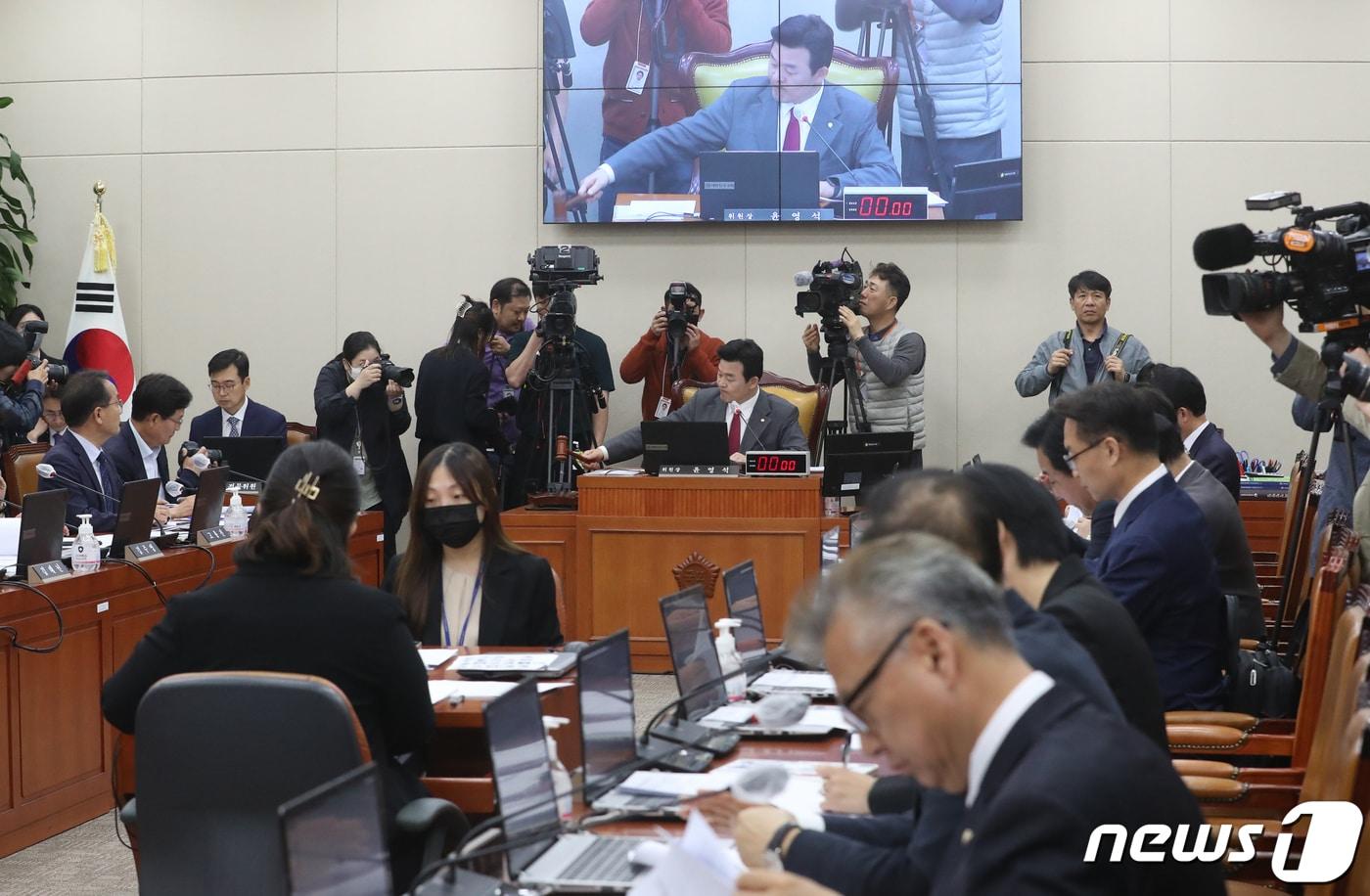 본문 이미지 - 윤영석 국회 기획재정위원회 위원장이 17일 서울 여의도 국회에서 열린 기획재정위원회 전체회의에서 의사봉을 두드리고 있다. 2023.4.17/뉴스1 ⓒ News1 송원영 기자