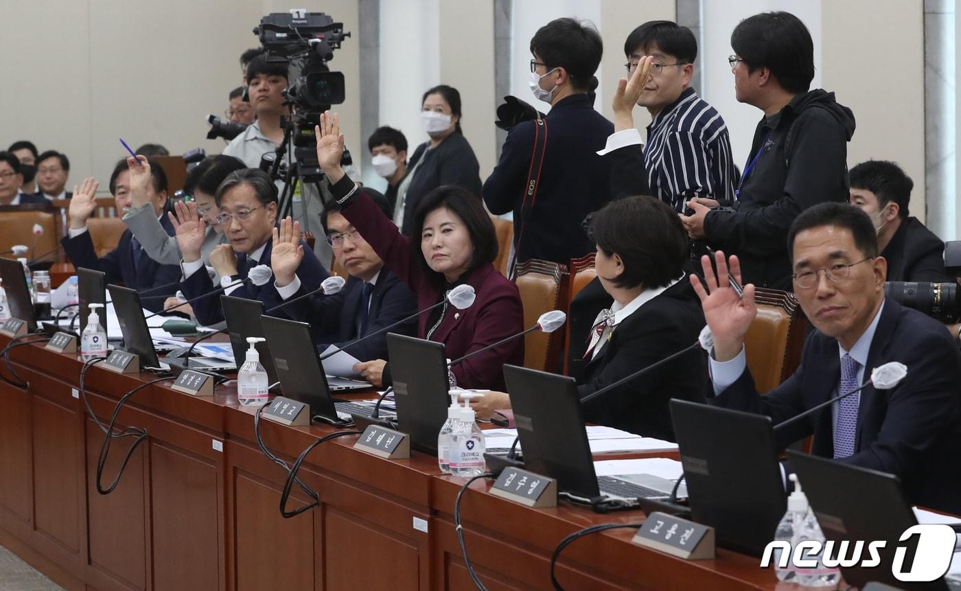 본문 이미지 - 17일 서울 여의도 국회에서 열린 기획재정위원회 전체회의에서 윤영석 국회 기획재정위원회 위원장의 "질의 있습니까?＂ 질문에 모든 의원들이 손을 들고 있다. 2023.4.17/뉴스1 ⓒ News1 송원영 기자