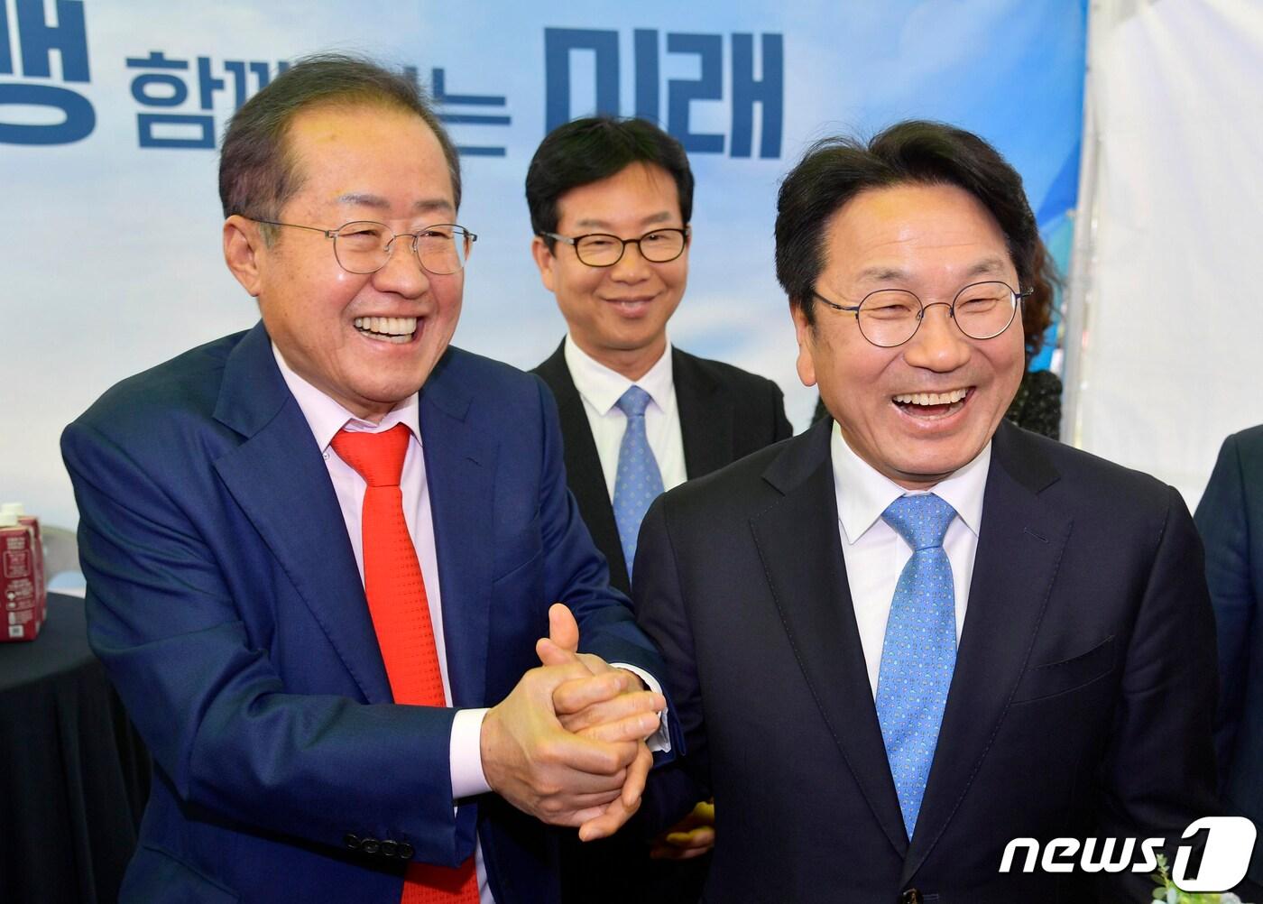 본문 이미지 - 강기정 광주시장(오른쪽)과 홍준표 대구시장이 지난해 4월17일 오후 전북 남원 지리산휴게소에서 열린 '광주·대구 공항특별법 동시 통과 기념행사'에 참석해 행사 식전 대화를 나누며 활짝 웃고 있다.(광주시 제공)2023.4.17/뉴스1 