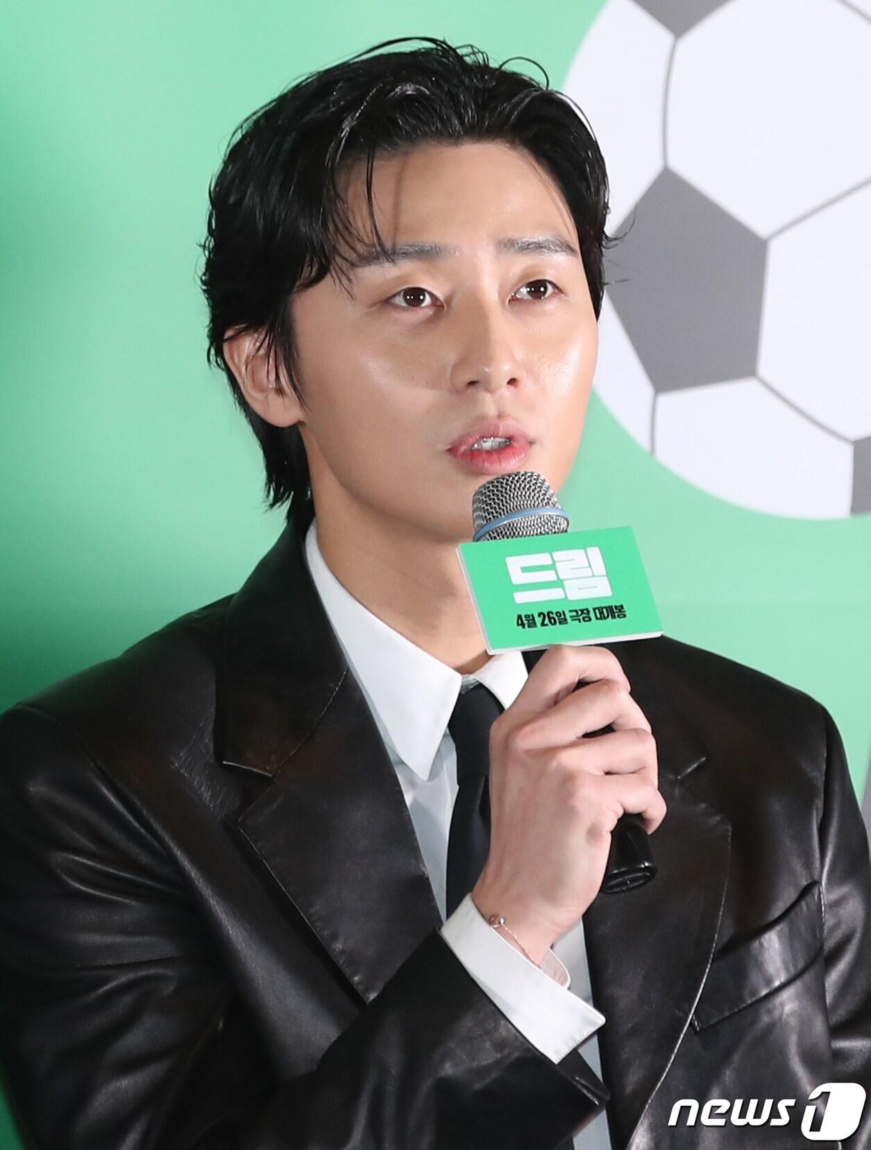 본문 이미지 - 배우 박서준이 17일 서울 강남구 메가박스 코엑스에서 열린 '드림'(감독 이병헌) 언론시사회에서 취재진 질문에 답하고 있다. '드림'은 개념 없는 전직 축구선수 홍대(박서준 분)와 열정 없는 PD 소민(이지은 분)이 집 없는 오합지졸 국대 선수들과 함께 불가능한 꿈에 도전하는 이야기 그린 작품이다, 2023.4.17/뉴스1 ⓒ News1 권현진 기자