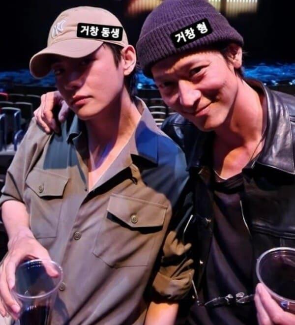 본문 이미지 - 지난해 4월 미국 라스베이거스에서 열린 태양의 서커스단 주체 쇼 '마이클 잭슨 원' 공연을 함께 관람한 강동원과 뷔. (BTS 뷔 인스타그램)