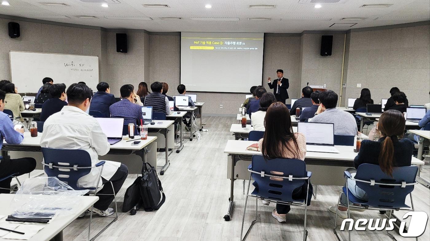 김준하 인공지능산업융합사업단장이 17일 광주시 정보화담당 공무원을 대상으로 생성형 인공지능(AI) '챗GPT'(ChatGPT) 활용 교육을 하고 있다.(광주시 제공)2023.4.17/뉴스1