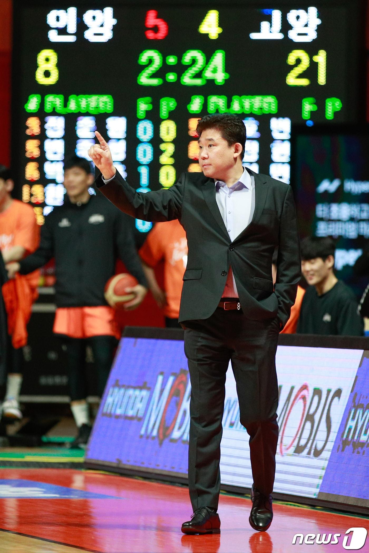 본문 이미지 - 17일 경기 고양시 고양체육관에서 열린 SKT 에이닷 프로농구 2022-2023 KBL 플레이오프 3차전 고양 캐롯 점퍼스와 안양 KGC 인삼공사의 경기, 캐롯 김승기 감독이 작전지시를 하고 있다. 2023.4.17/뉴스1 ⓒ News1 안은나 기자