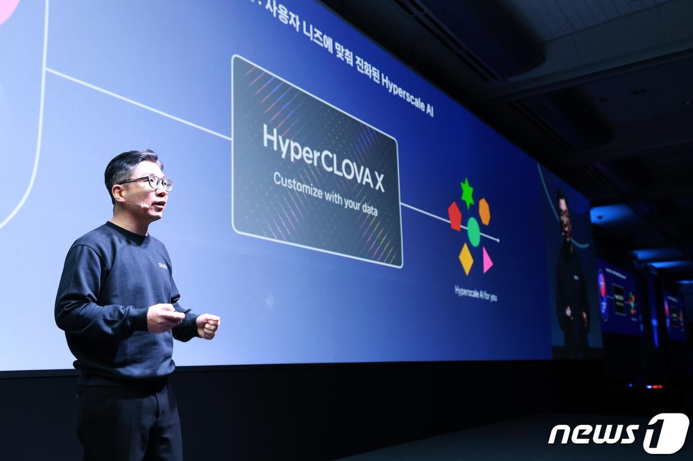  하이퍼클로바X를 설명하는 김유원 네이버클라우드 대표 (네이버 제공)