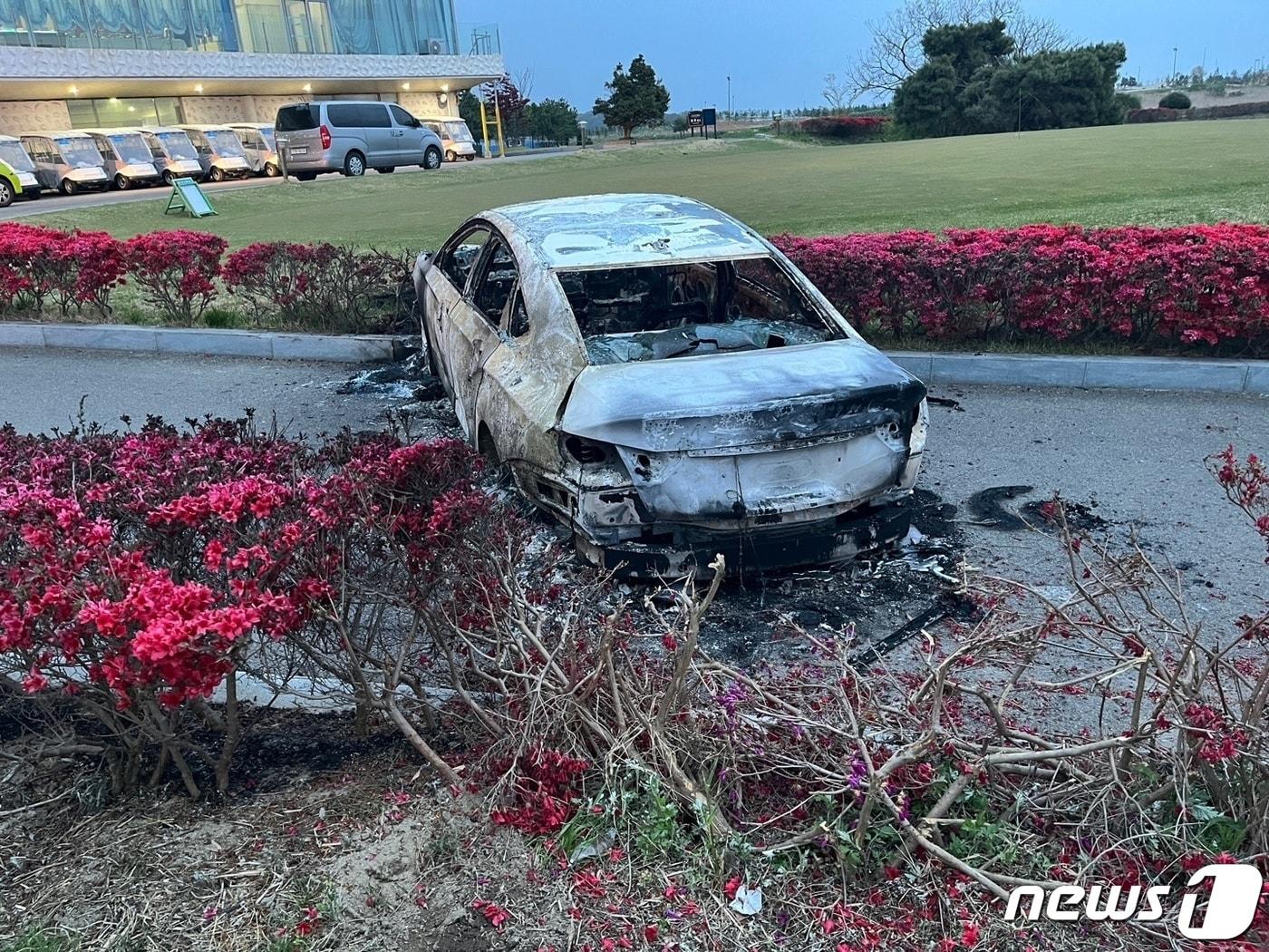 본문 이미지 - 18일 오전 5시11분께 전북 군산시 옥서면 한 골프장에 있던 승용차에서 불이 나 차에 타고 있던 남성이 숨졌다.(전북소방본부 제공)2023.4.18./뉴스1