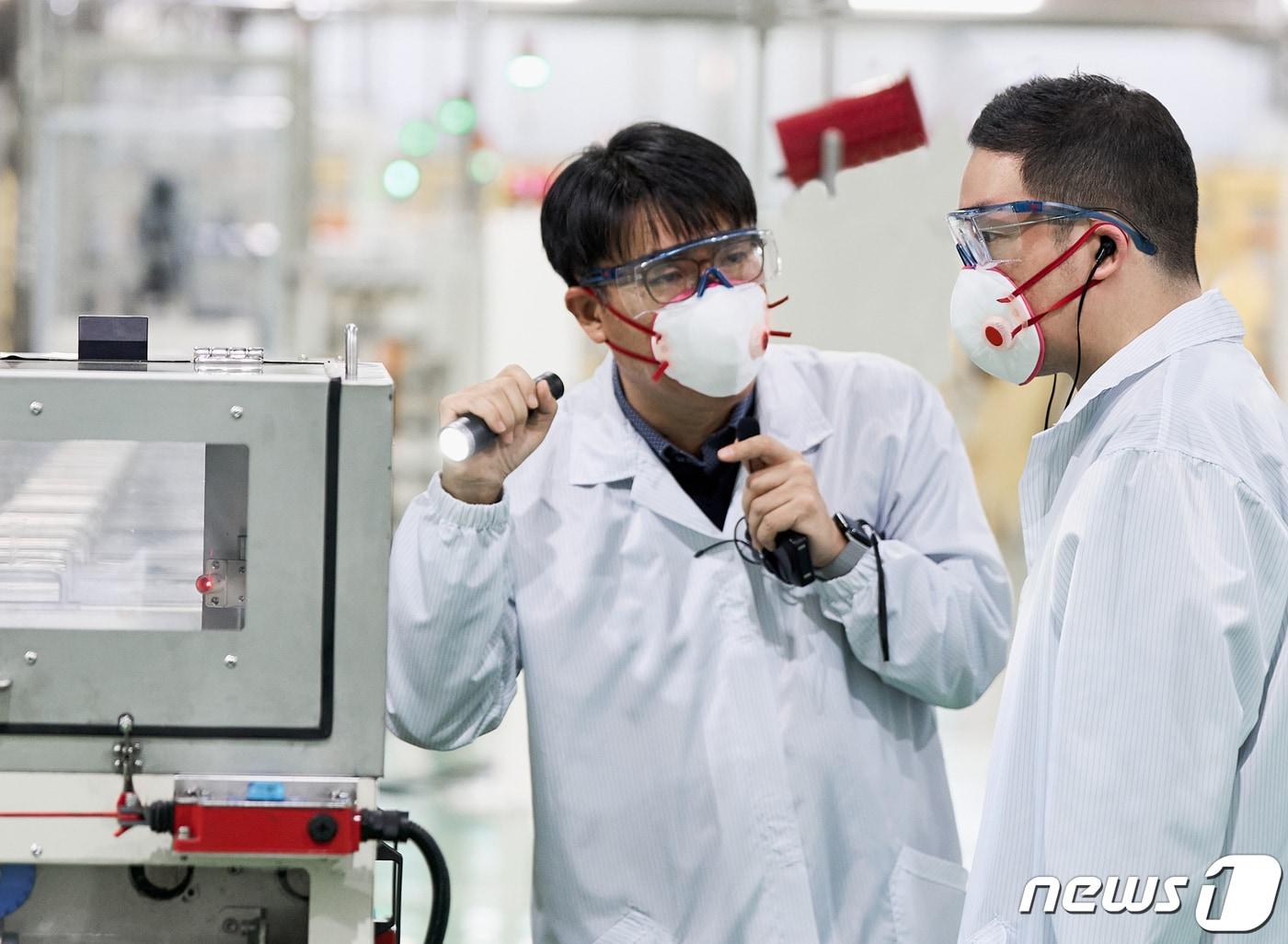 본문 이미지 - 구광모 LG 대표가 지난 17일 LG화학 청주공장을 방문, 양극재 생산 핵심 공정 가운데 하나인 소성 공정 라인을 살펴보고 있다. (LG 제공) 2023.4.18/뉴스1