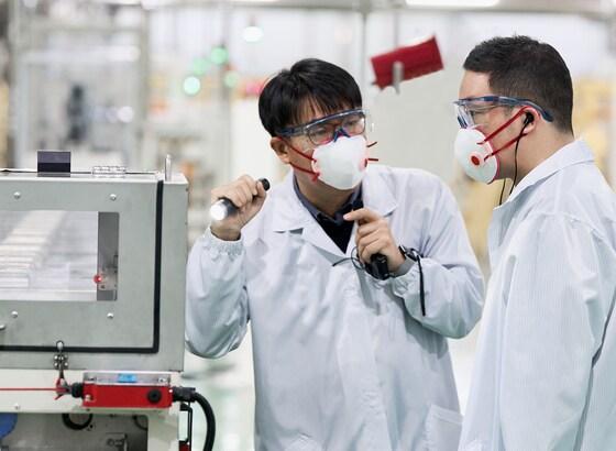 본문 이미지 - 구광모 LG 대표가 지난 17일 LG화학 청주공장을 방문, 양극재 생산 핵심 공정 가운데 하나인 소성 공정 라인을 살펴보고 있다. (LG 제공)/뉴스1