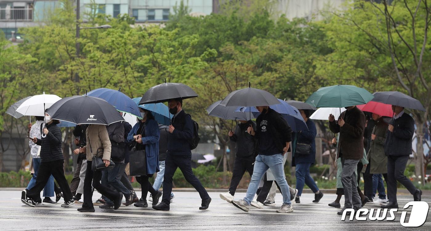 본문 이미지 - 지난 4월18일 서울 광화문네거리에서 우산을 쓴 시민들이 출근길 발걸음을 옮기고 있는 모습 ⓒ News1 신웅수 기자