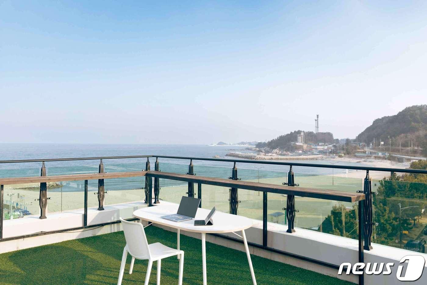 본문 이미지 - 데스커 워크 온 더 비치 이미지퍼시스 제공) 