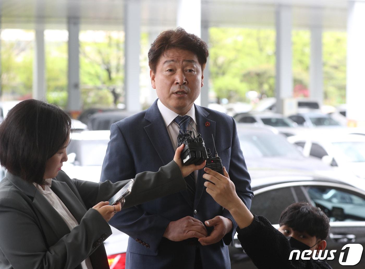 본문 이미지 - 기동민 더불어민주당 의원이 18일 오전 서울 양천구 서울남부지방법원에서 열린 정치자금법 위반 혐의 첫 공판에 출석하고 있다.  2023.4.18/뉴스1 ⓒ News1 신웅수 기자