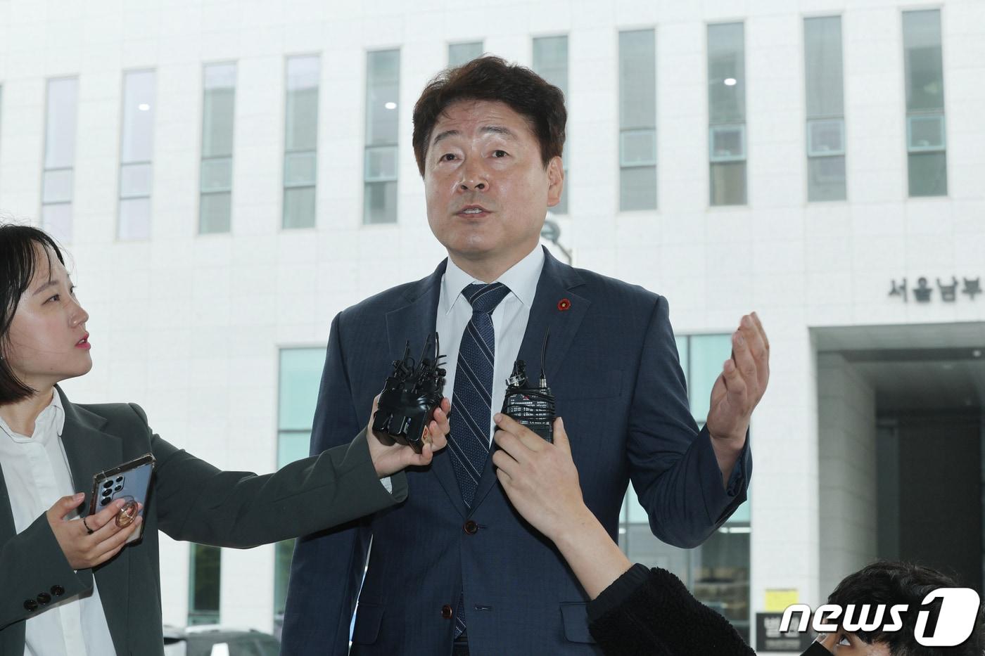 기동민 더불어민주당 의원이 지난 4월18일 오전 서울 양천구 서울남부지방법원에서 열린 정치자금법 위반 혐의 첫 공판에 출석하고 있다. 기 의원은 2016년 라임사태 주범인 김봉현 전 스타모빌리티 회장으로부터 양재동 화물터미널 부지 관련 인허가 알선 등 명목으로 정치자금 1억원과 200만원 상당 양복을 받은 혐의를 받고 있다. (공동취재) 2023.4.18/뉴스1 ⓒ News1 신웅수 기자