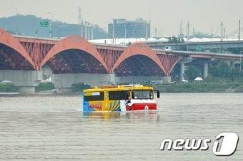 본문 이미지 - 지난 2017년 7월 서울 영등포구 한강 양화선착장에서 수륙양용버스인 아쿠아버스가 한강을 돌고 있다. 2017.7.27/뉴스1 ⓒ News1 구윤성 기자 