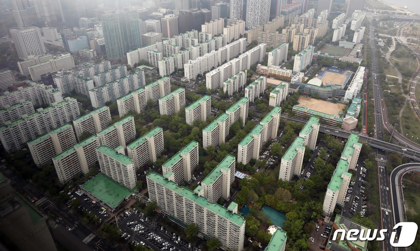 본문 이미지 - 이날 오후 63빌딩에서 바라본 서울 시내 아파트 모습. 2023.4.18/뉴스1 ⓒ News1 김민지 기자