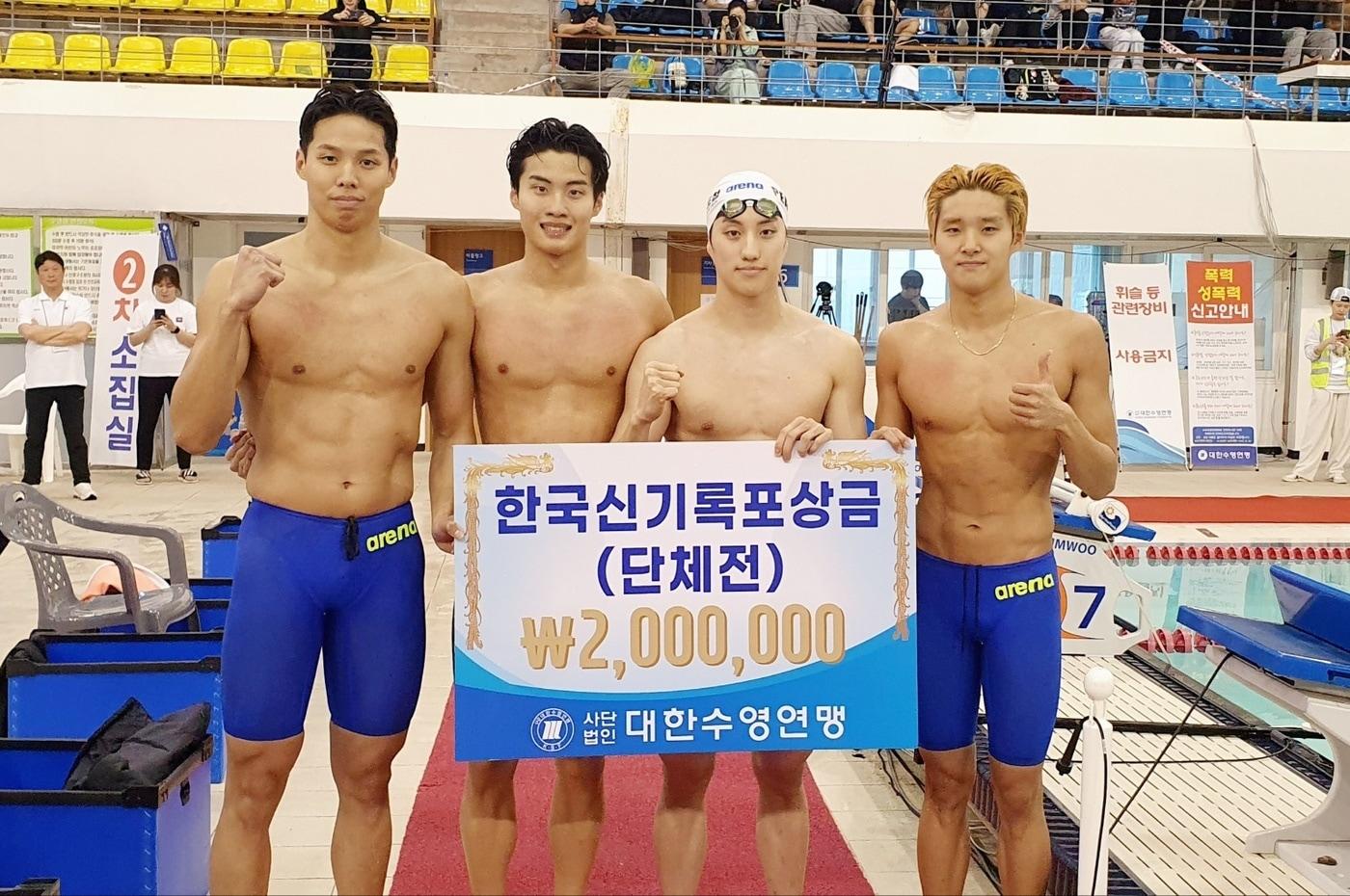 본문 이미지 -  혼계영 400m에서 한국신기록을 세운 강원도청팀(대한수영연맹 제공)