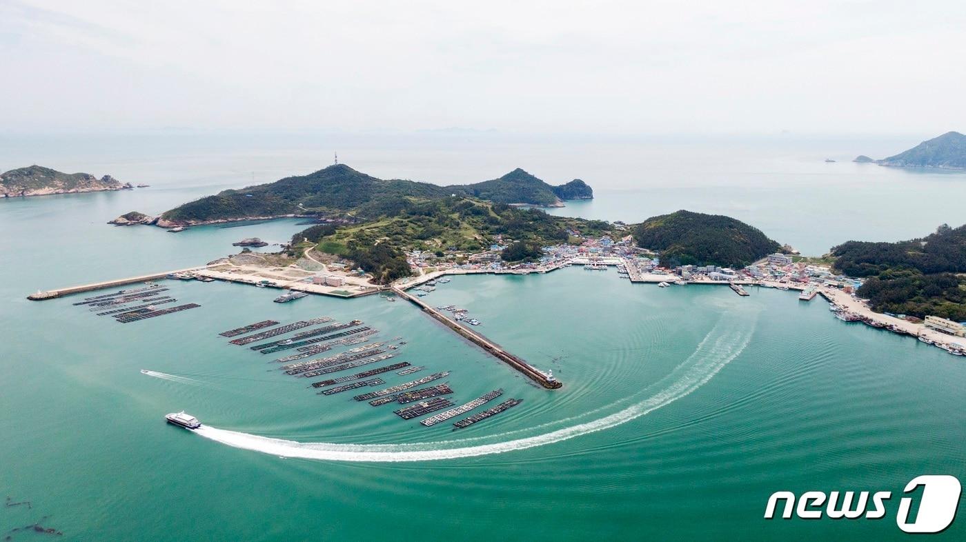 본문 이미지 - 전남 신안군 흑산도가 문화체육관광부 공모사업인 'K-관광섬 육성사업'에 선정됐다(신안군 제공)/뉴스1