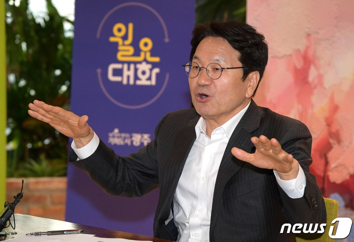 본문 이미지 - 강기정 광주시장이 시청 다목적홀에서 열린 월요대화에 참석해 광주 교육 발전방안을 논의하고 있다.(광주시 제공)2023.4.18/뉴스1 ⓒ News1 박준배 기자