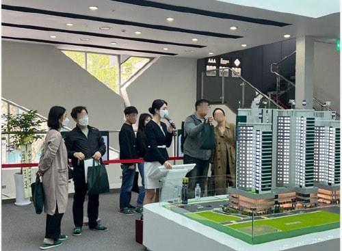 본문 이미지 - 소비자들이 &#39;엘리프 미아역&#39; 견본주택을 둘러보고 있다.&#40;계룡건설 제공&#41;