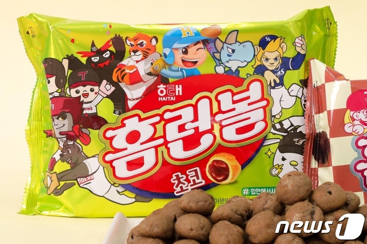 본문 이미지 - 해태제과가 선보인 '홈런볼 KBO 스페셜 에디션'. 10개 구단 중 롯데 자이언츠 캐릭터가 빠져 있다.(해태제과 제공)
