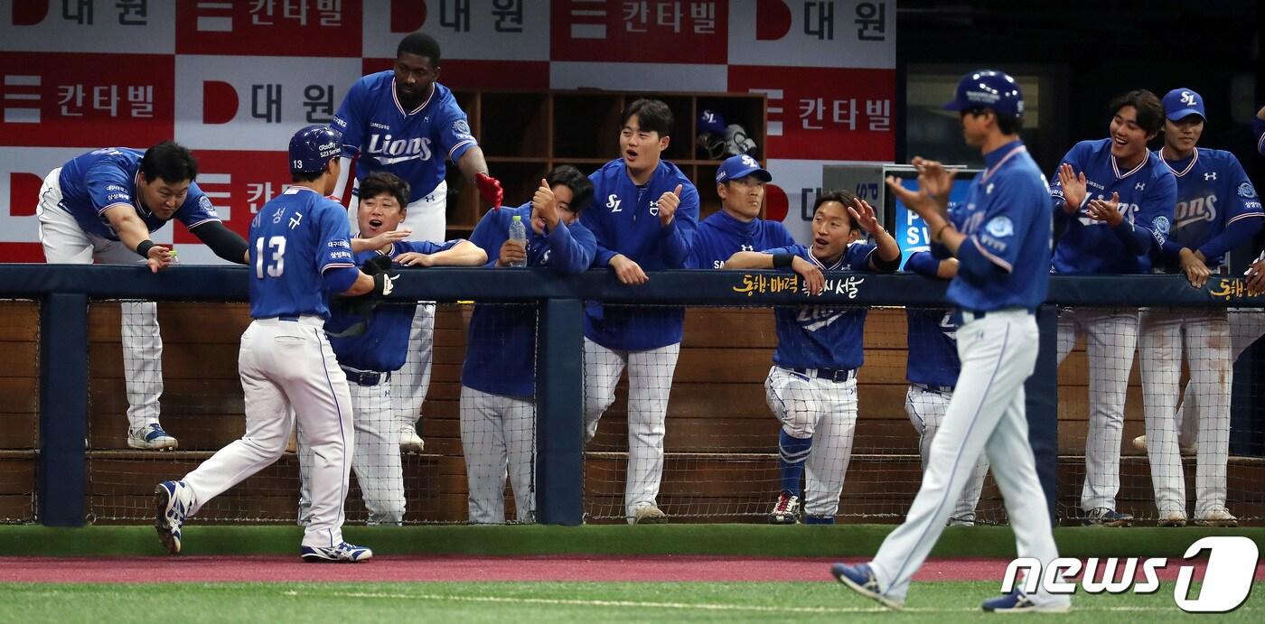 본문 이미지 - 18일 서울 고척스카이돔에서 열린 프로야구 '신한은행 SOL 2023 KBO리그' 삼성 라이온즈와 키움 히어로즈의 경기, 3회초 1사 1,3루 삼성 김호재의 1타점 적시타 때 득점 성공한 이성규가 더그아웃에서 팀원들의 축하를 받고 있다. 2023.4.18/뉴스1 ⓒ News1 이동해 기자