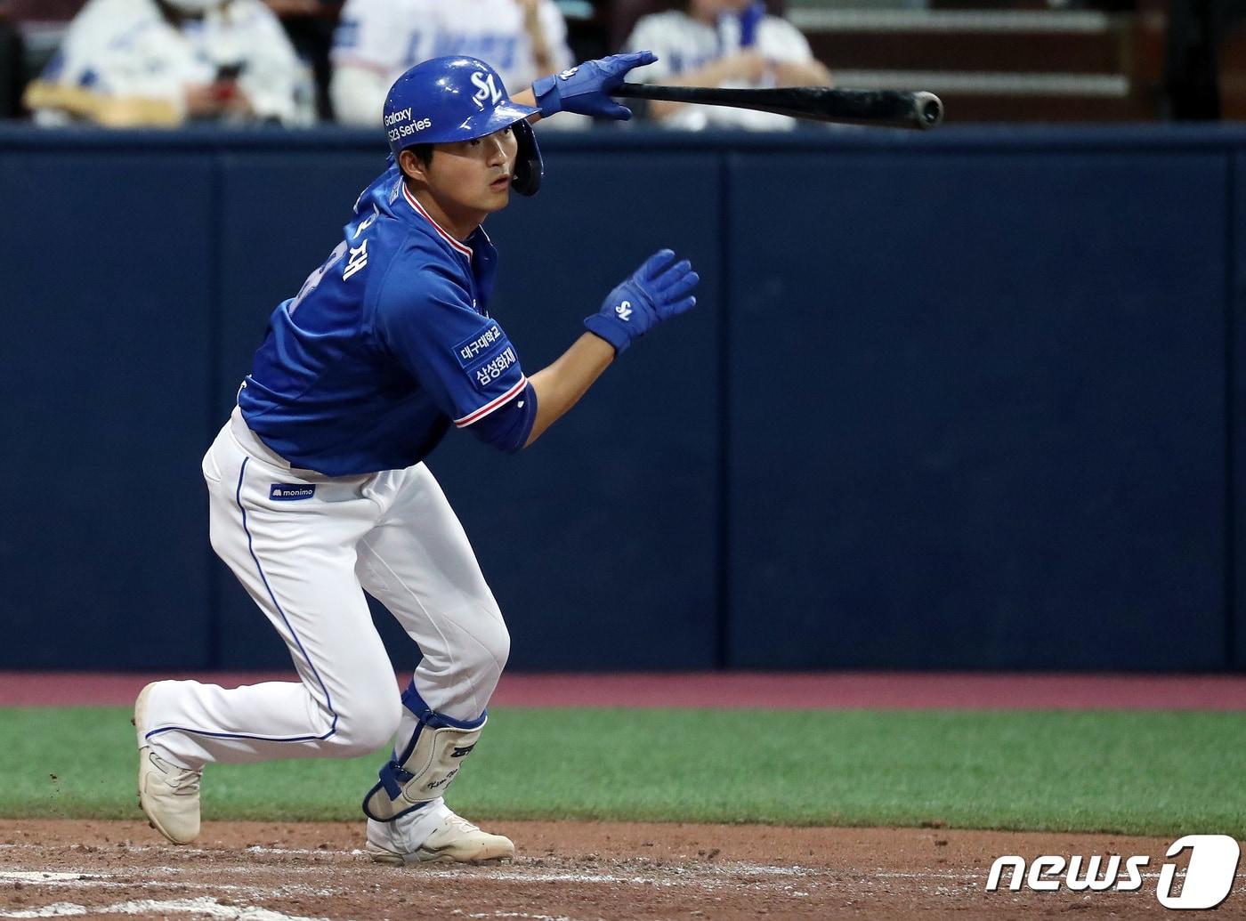 본문 이미지 - 18일 서울 고척스카이돔에서 열린 프로야구 '신한은행 SOL 2023 KBO리그' 삼성 라이온즈와 키움 히어로즈의 경기, 3회초 1사 1,3루 상황 삼성 김호재가 1타점 적시타를 때려내고 있다. 2023.4.18/뉴스1 ⓒ News1 이동해 기자