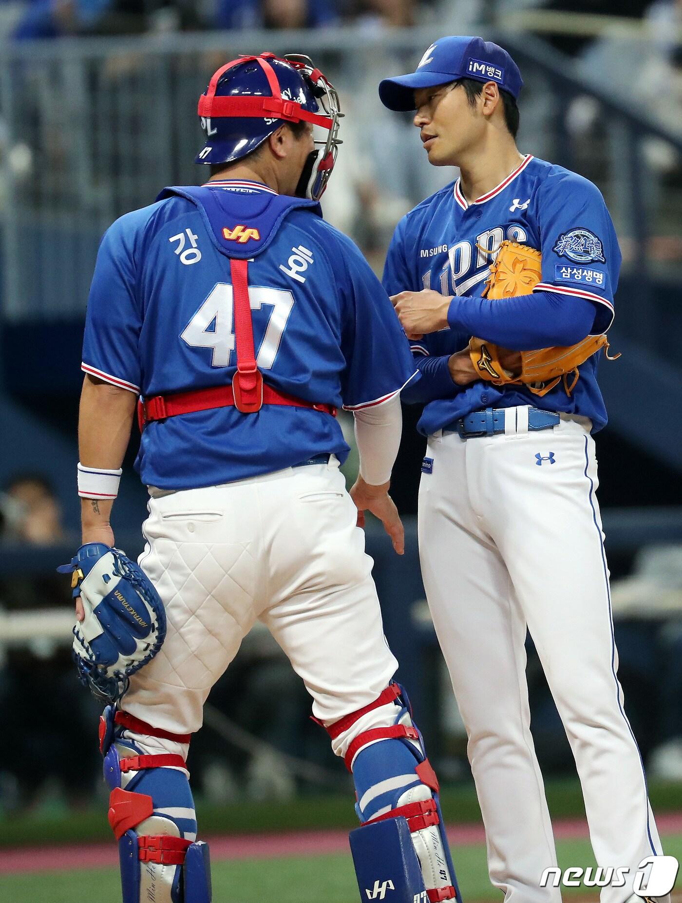 본문 이미지 - 삼성 라이온즈 포수 강민호(왼쪽)와 투수 백정현.. 뉴스1 DB ⓒ News1 이동해 기자
