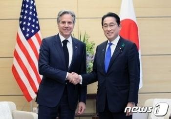 본문 이미지 - 토니 블링컨 미 국무장관이 18일(현지시간) 일본 도쿄 총리관저에서 기시다 후미오 일본 총리를 예방하고 있다. 사진은 일본 외무성 제공.
