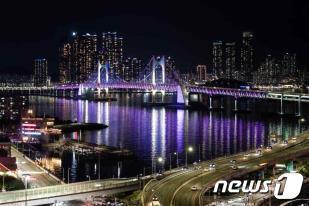 본문 이미지 - 2022년 '위더피프틴' 캠페인 점등식 행사 당시 광안대교 전경(부산시청 제공)